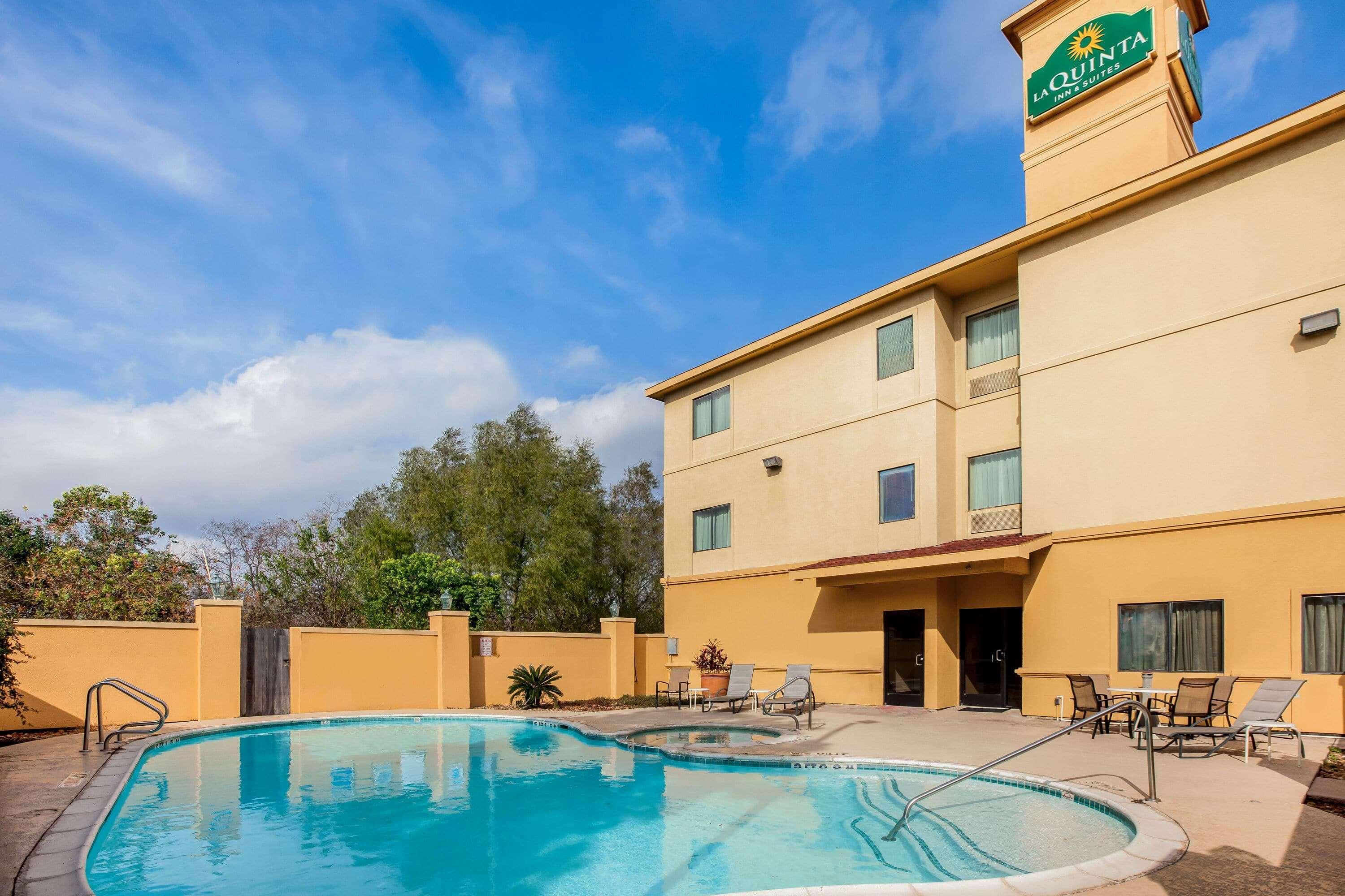 La Quinta by Wyndham Pasadena Hotel Bagian luar foto